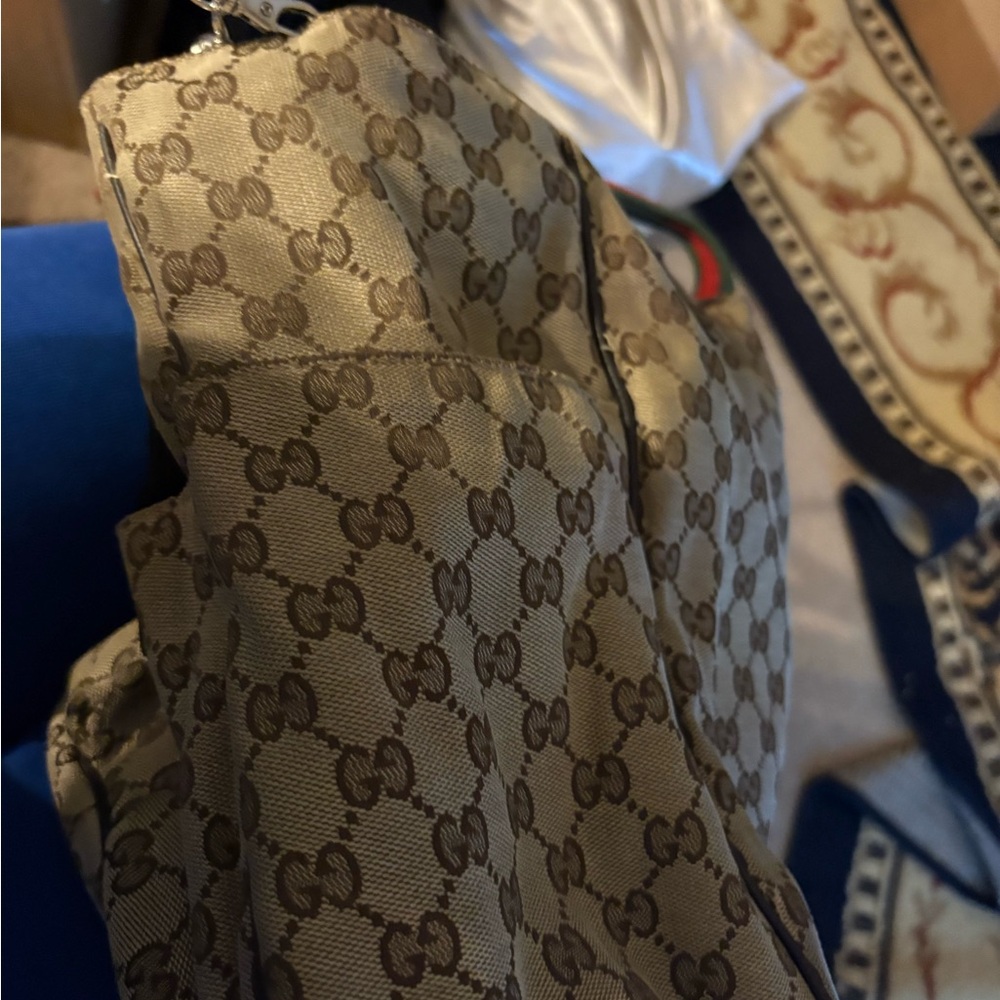 Gucci bag with flaws shown in live - Picture 11 of 15